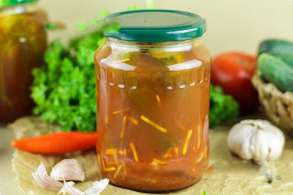 Pepinos com ketchup para o inverno - sem esterilização, em latas. Colheita para o pepino nítido e crocante de inverno com pimentão ketchup