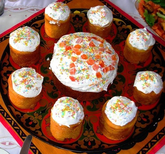 Como assar um bolo de Páscoa em casa, uma receita com uma foto