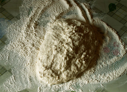 Coloque a massa sobre a mesa Coloque a massa sobre a mesa