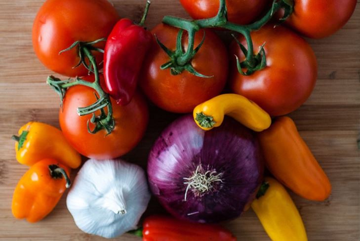 Cunhas de tomate para o inverno com cebolas - esboços de prescrição de fotos