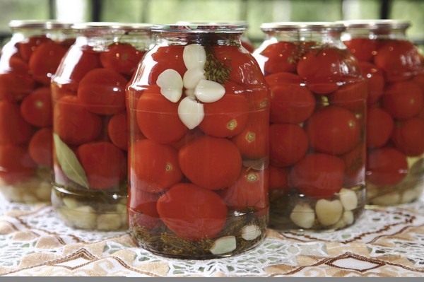 Tomates com alho para o inverno, receitas. Colhendo tomates com alho para o inverno: uma receita para cozinhar rápido, sem esterilização, salgada sem tomar banho