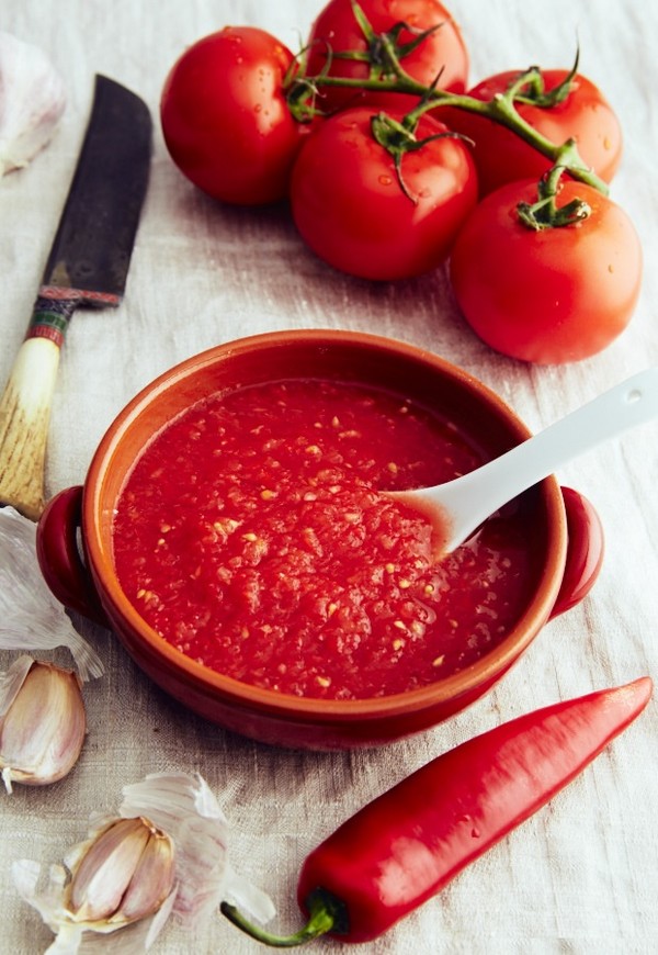 Tomates com alho para o inverno, receitas. Colhendo tomates com alho para o inverno: uma receita para cozinhar rápido, sem esterilização, salgada sem tomar banho