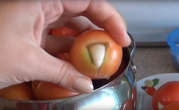 Tomates com alho para o inverno, receitas. Colhendo tomates com alho para o inverno: uma receita para cozinhar rápido, sem esterilização, salgada sem tomar banho