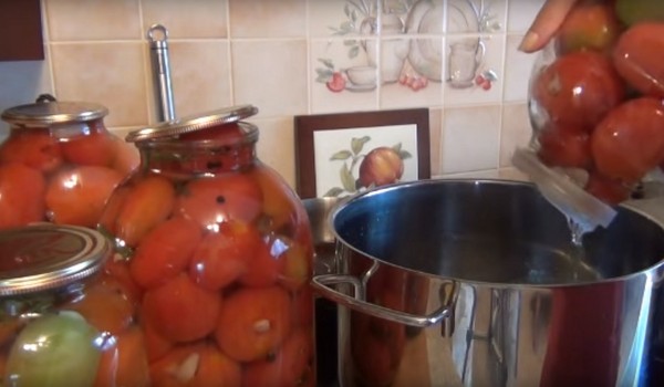 Tomates com alho para o inverno, receitas. Colhendo tomates com alho para o inverno: uma receita para cozinhar rápido, sem esterilização, salgada sem tomar banho