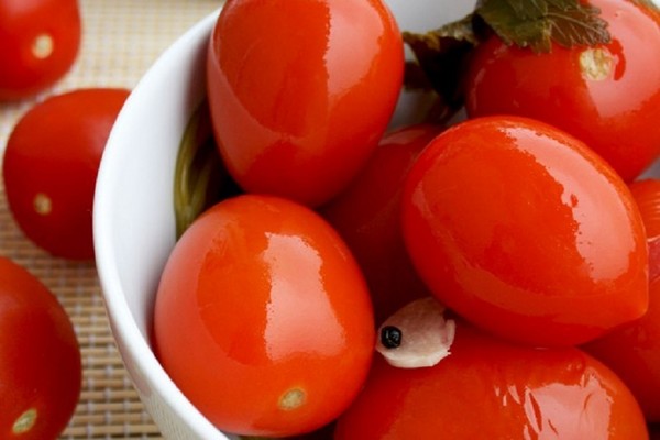 Tomates em seu próprio suco para o inverno, receitas com fotos