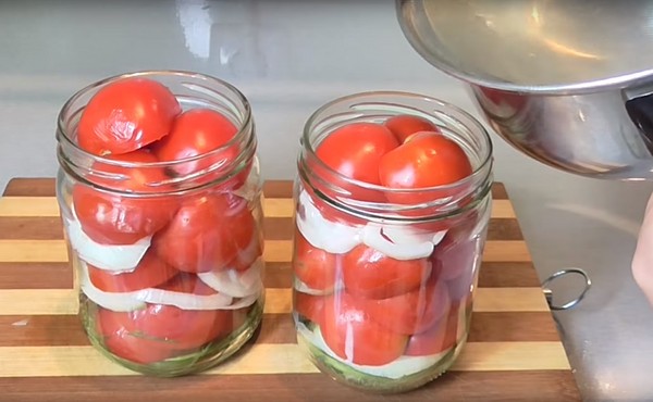 Tomates em gelatina para o inverno - receitas com cebolas, sem esterilização. Colhidos em conserva colhadados em gelatina para o inverno