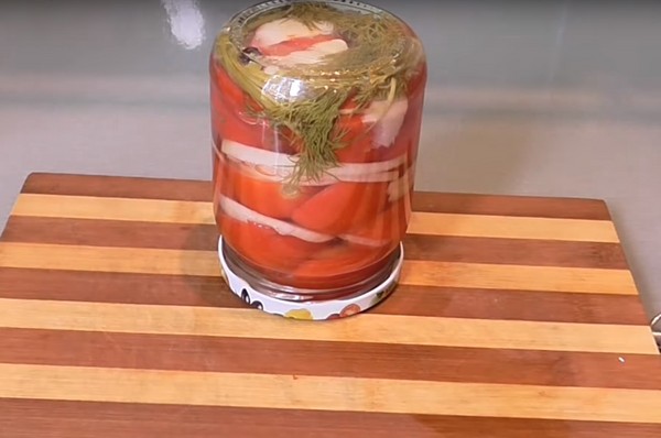 Tomates em gelatina para o inverno - receitas com cebolas, sem esterilização. Colhidos em conserva colhadados em gelatina para o inverno