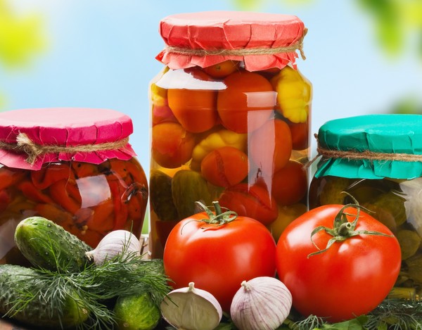Tomates em gelatina para o inverno - receitas com cebolas, sem esterilização. Colhidos em conserva colhadados em gelatina para o inverno