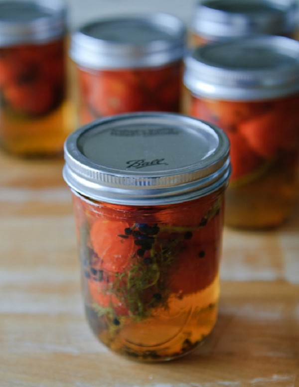 Tomates em gelatina para o inverno - receitas com cebolas, sem esterilização. Colhidos em conserva colhadados em gelatina para o inverno