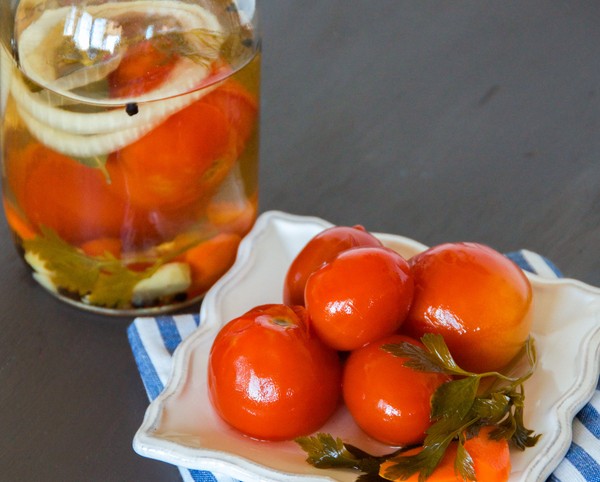 Tomates em gelatina para o inverno - receitas com cebolas, sem esterilização. Colhidos em conserva colhadados em gelatina para o inverno
