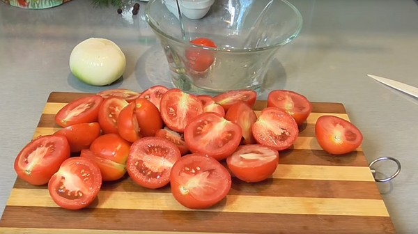 Tomates em gelatina para o inverno - receitas com cebolas, sem esterilização. Colhidos em conserva colhadados em gelatina para o inverno