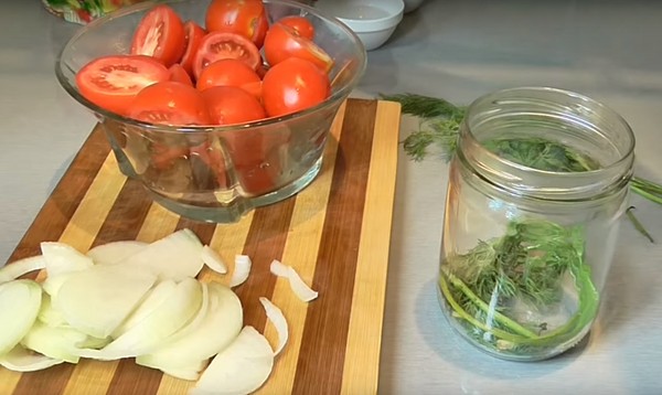 Tomates em gelatina para o inverno - receitas com cebolas, sem esterilização. Colhidos em conserva colhadados em gelatina para o inverno