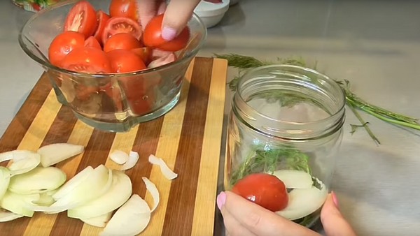 Tomates em gelatina para o inverno - receitas com cebolas, sem esterilização. Colhidos em conserva colhadados em gelatina para o inverno