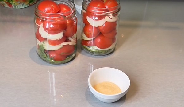 Tomates em gelatina para o inverno - receitas com cebolas, sem esterilização. Colhidos em conserva colhadados em gelatina para o inverno