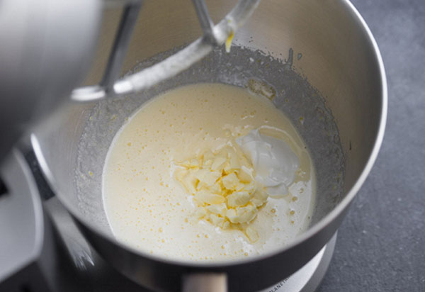 Receita de férias: Bolo de pêssego com enchimento de creme