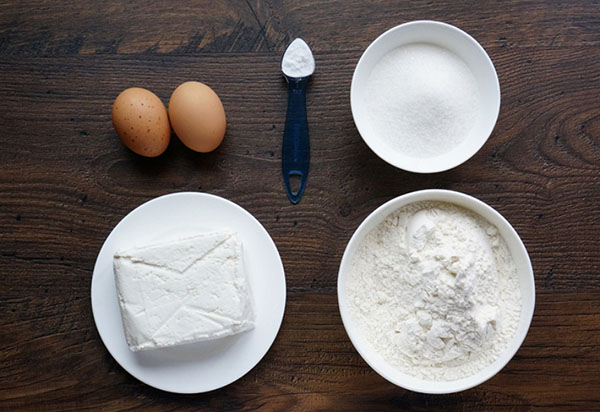 Uma receita simples para o café da manhã: queijo coalhado com esmalte de cor