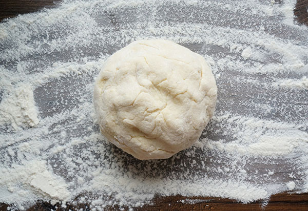 Uma receita simples para o café da manhã: queijo coalhado com esmalte de cor