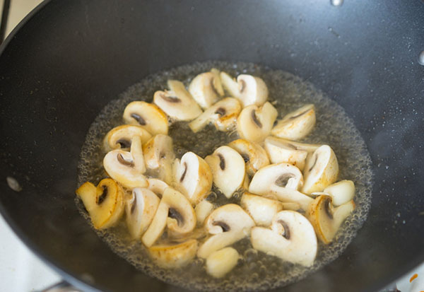Uma receita simples: frango com cogumelos em molho de mostarda