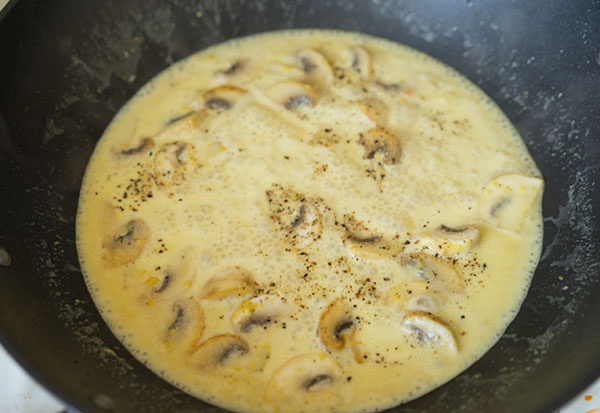 Uma receita simples: frango com cogumelos em molho de mostarda