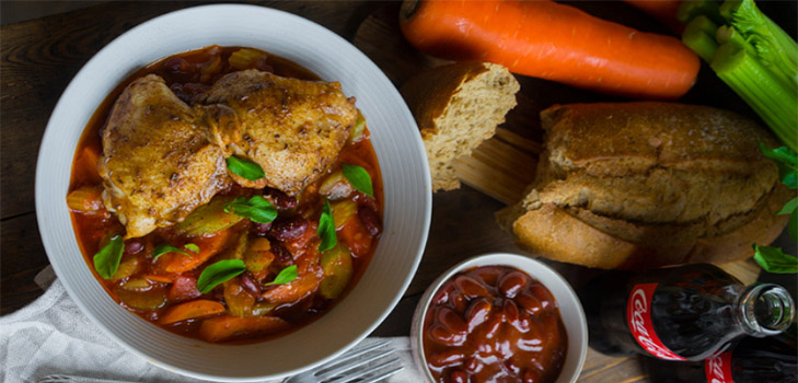 Uma receita de frango simples em uma marinada com uma guarnição de vegetais