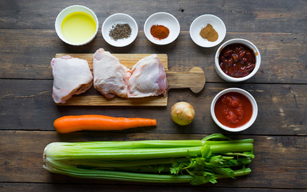 Uma receita de frango simples em uma marinada com uma guarnição de vegetais