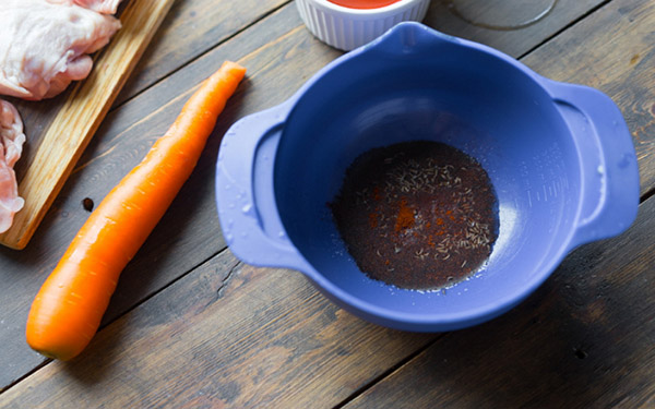 Uma receita de frango simples em uma marinada com uma guarnição de vegetais