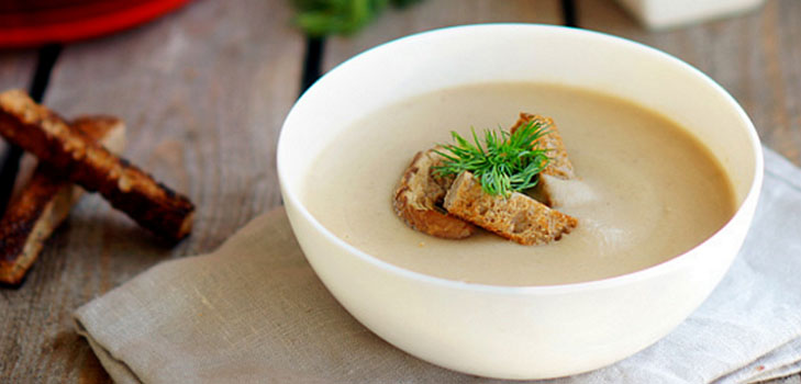 Uma receita simples: sopa cremosa com cogumelos