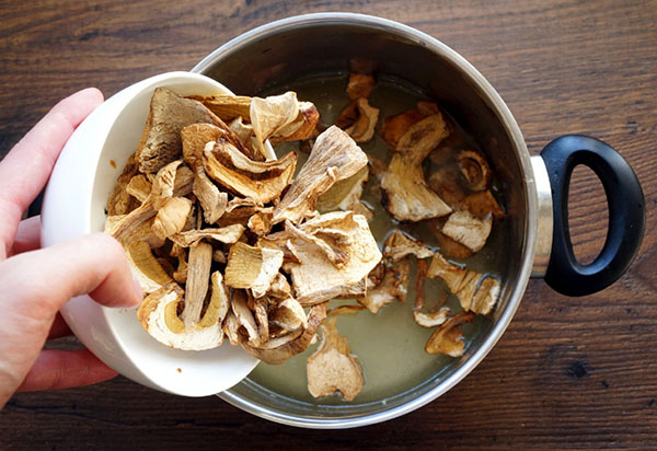 Uma receita simples: sopa cremosa com cogumelos