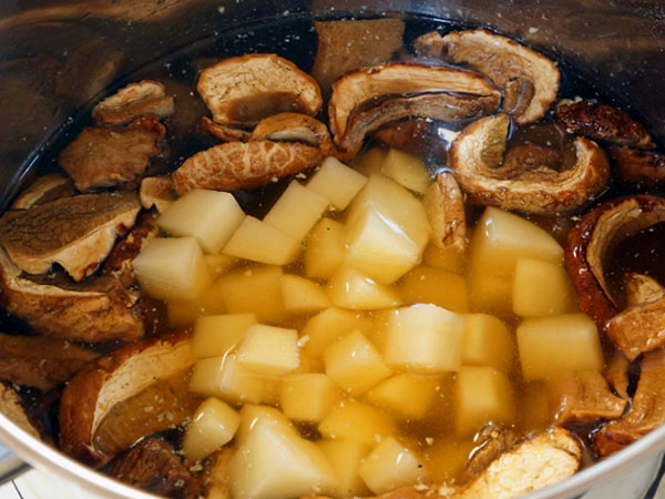 Uma receita simples: sopa cremosa com cogumelos