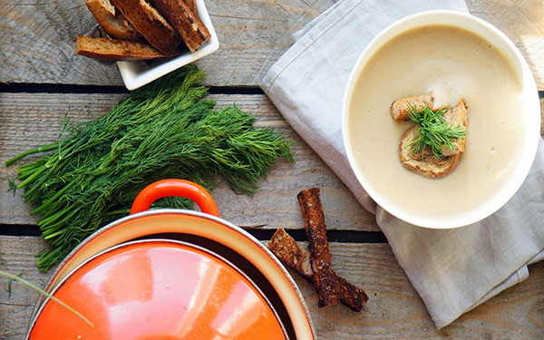 Uma receita simples: sopa cremosa com cogumelos