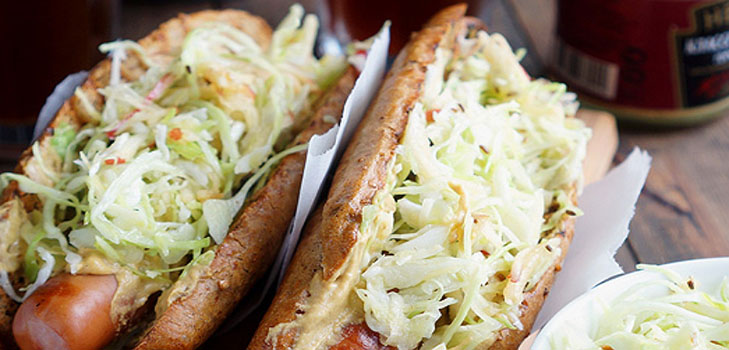 A receita de cachorros-quentes caseiros rápidos e deliciosos