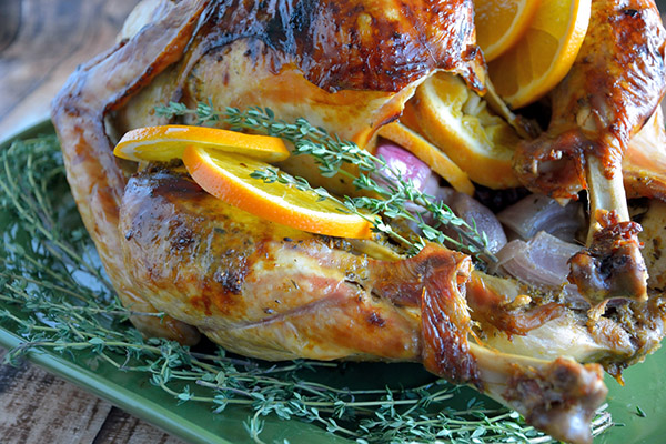 A receita de peru para o Ano Novo de 2017 e de Natal - no forno, no multivark, em uma frigideira, com molho de creme azedo e vegetais
