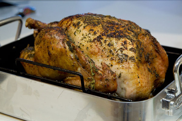 A receita de peru para o Ano Novo de 2017 e de Natal - no forno, no multivark, em uma frigideira, com molho de creme azedo e vegetais