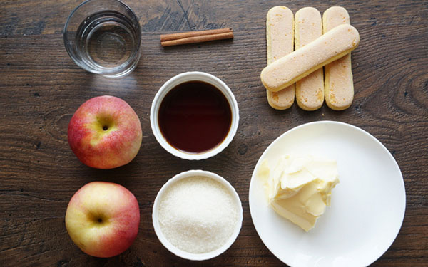 Receita para requintada charlotte de maçã com cookies Savoyardi