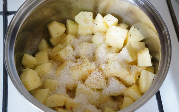 Receita para requintada charlotte de maçã com cookies Savoyardi