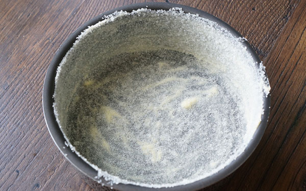 Receita para requintada charlotte de maçã com cookies Savoyardi