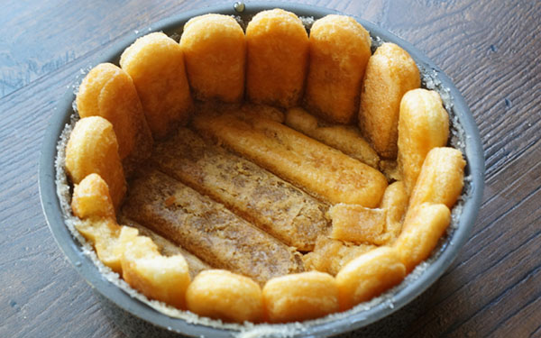 Receita para requintada charlotte de maçã com cookies Savoyardi