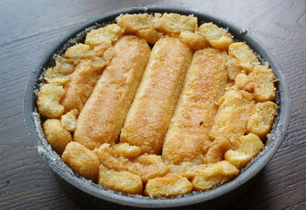Receita para requintada charlotte de maçã com cookies Savoyardi