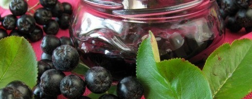 Atolamento de aronia e folhas de cereja