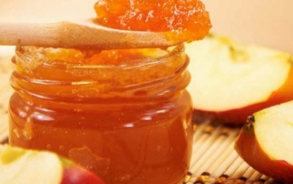 Atolamento de maçãs com limão e laranja em um multivark