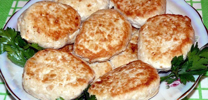 costeletas em um prato