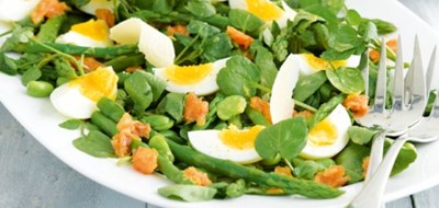 Salada com ovo de cobra e salmão