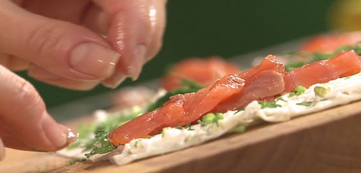 Delicioso e rápido lanche - lavash rola com peixe