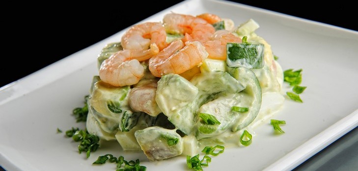 Salada de abacate com camarão