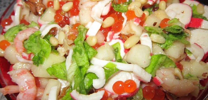 Salada de camarão com varas de caranguejo
