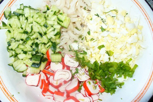 Salada de camarão com varas de caranguejo