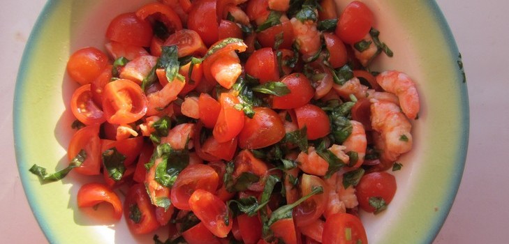 Salada de camarão com tomate