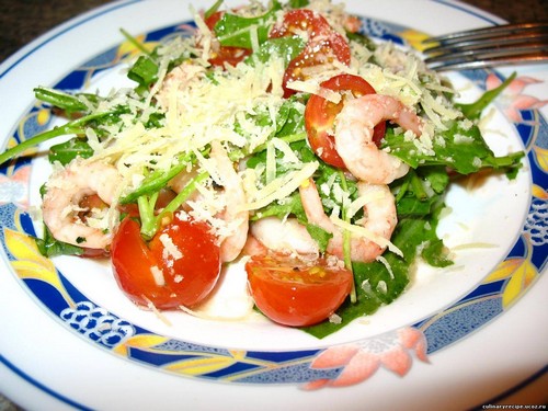 Salada de camarão com tomate