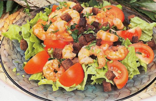 Salada de camarão com tomate