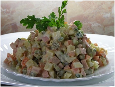 Salada Olivier clássica: receita passo a passo com foto